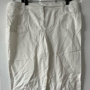 Chico’s Size 3 Women’s White Capri Pants 4 Pockets, Zip Up. Made